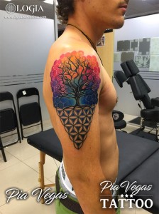 Tatuaje hombro arbol - Logia Barcelona Pia Vegas 